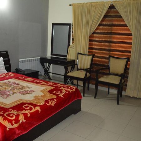 Royal Manor F-10 Bed & Breakfast Исламабад Екстериор снимка