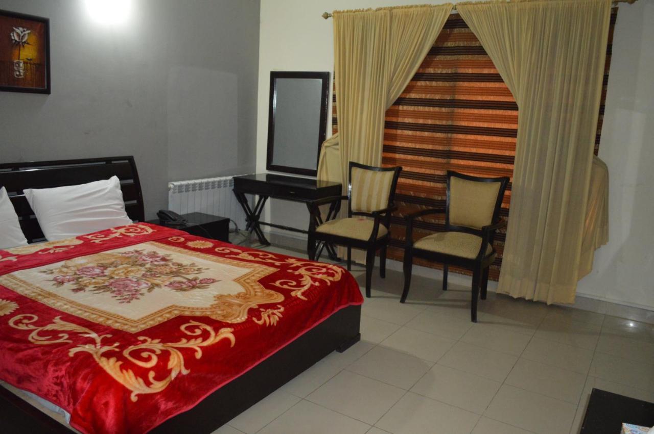 Royal Manor F-10 Bed & Breakfast Исламабад Екстериор снимка