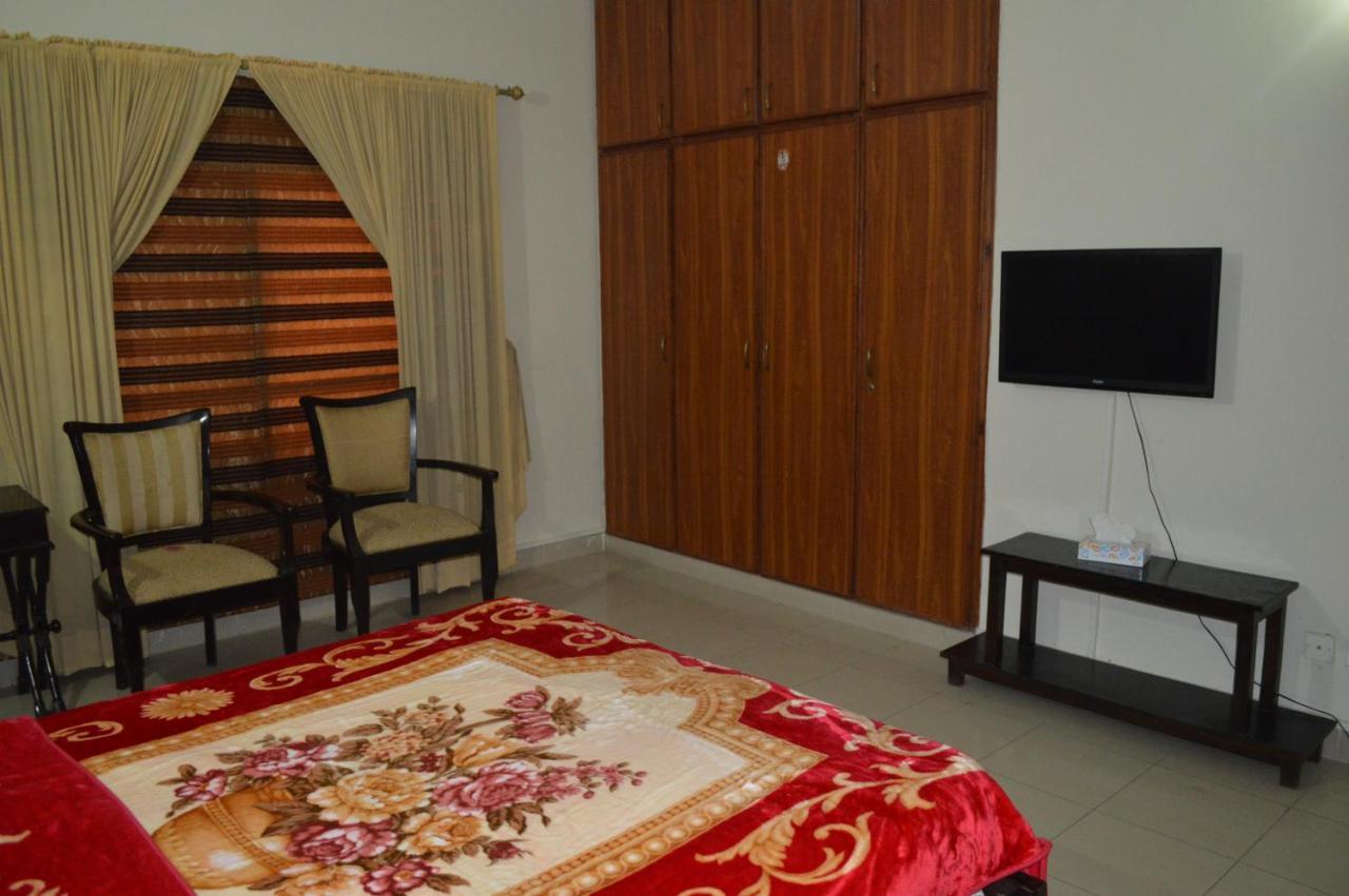 Royal Manor F-10 Bed & Breakfast Исламабад Екстериор снимка