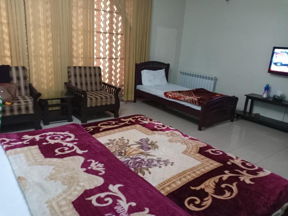 Royal Manor F-10 Bed & Breakfast Исламабад Екстериор снимка