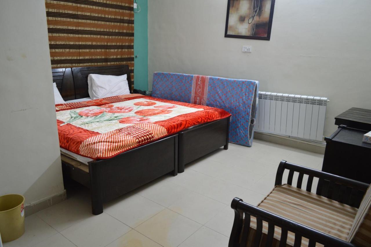 Royal Manor F-10 Bed & Breakfast Исламабад Екстериор снимка